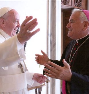 El papa Francisco y el nuncio apostólico Nicola Girasoli.