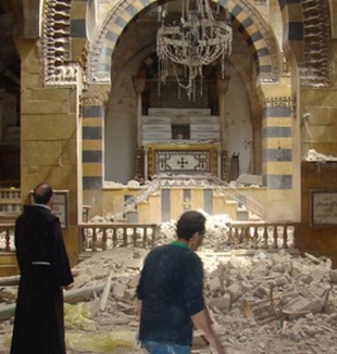 El padre Ibrahim Alsabagh entre los escombros  de una Iglesia católica en Alepo