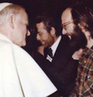 El papa Juan Pablo II, Enzo Piccinini y Andrés Aziani.