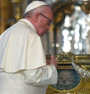 Papa Francisco ante las reliquias de los santos peruanos (Alfa y Omega, 2018).