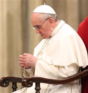 El papa Francisco rezando el Rosario