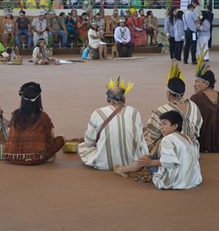 Pueblos originarios de la Amazonía escuchando al papa Francisco.