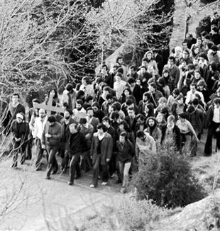 Vía Crucis durante la Semana Santa de los universitarios de CL. San Leo, 1976. © Fraternità di CL