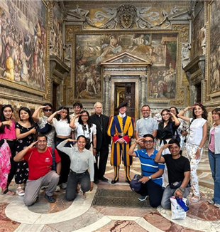 Un grupo de la pastoral universitaria de Santo Toribio de Mogrovejo de visita en el Vaticano con el cardenal Prevost