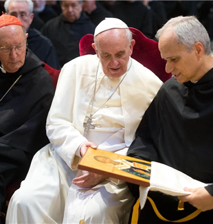 El futuro León XVI con el papa Francisco en un encuentro del Santo Padre con los agustinos en 2013 (©Catholic Press Photo)