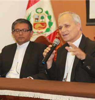 El padre Marcos Ballena Rentería y el entonces obispo Robert Prevost durante la presentación de una exposición dedicada al papa Francisco en el seminario mayor de Chiclayo, Perú.