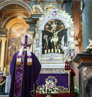 Monseñor Carlos Castillo, arzobispo de Lima, frente a la imagen del Señor de los Milagros (©Arzobispado de Lima)