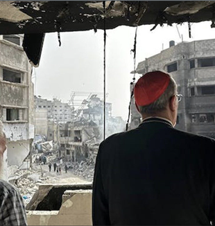 El Cardenal Pizzaballa en una visita a Gaza (©Vatican News).
