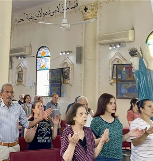 Oración de fieles en Gaza durante la visita del cardenal (©Patriarcado latino de Jerusalén)